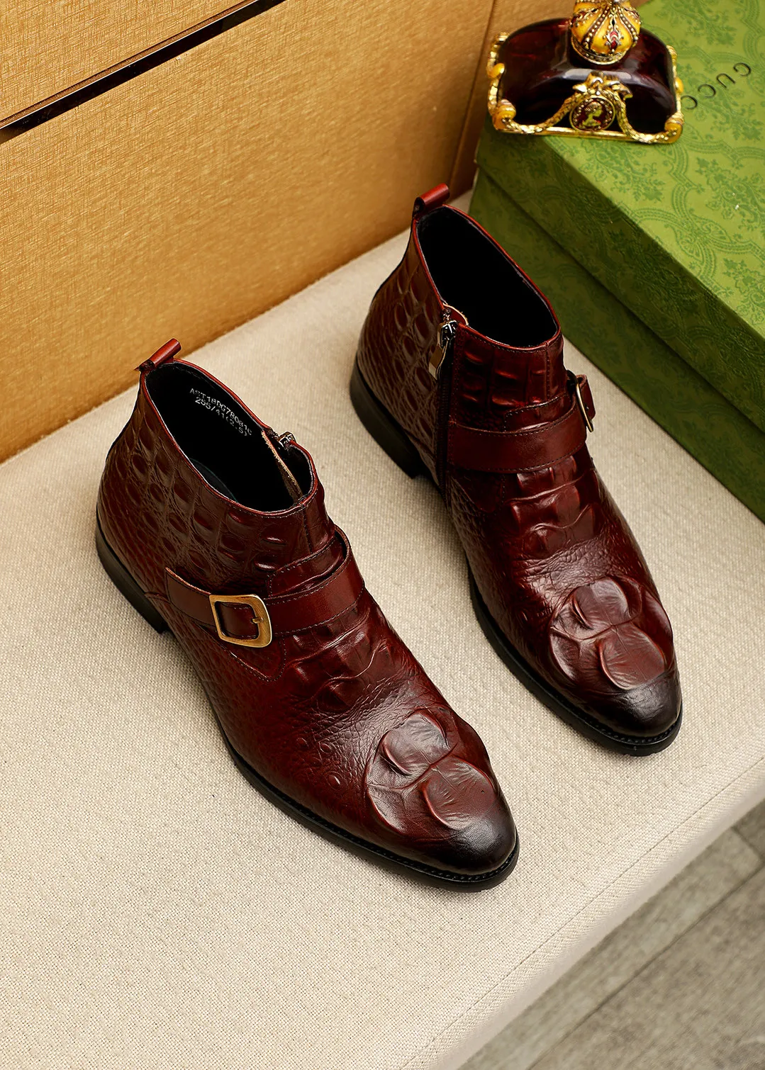 Men's shoes 💰600 💐 Product trademark: GUCCI "Gucci" high-top leather shoes Regular size: 38-44 (37.45.46🉑️Customized) Product materials: Selected imported first-layer calfskin embossed upper + luxury hardware buckle, imported sheep 🐑 leather lining. Strong three-dimensional visual effect, original outsole color: 2 colors available